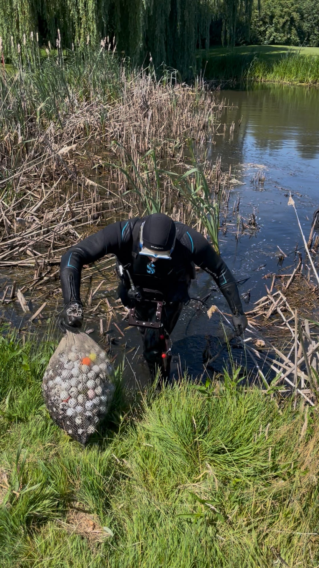 ReGolfed Taucher bei der Lakeball-Bergung